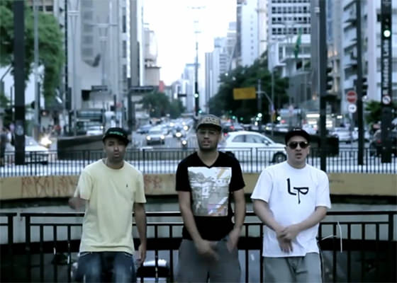 Guerrilheiros e Leopapel no clipe Verbo Lucrar