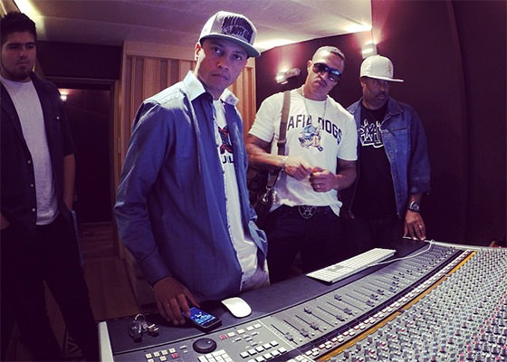DJ Cia e Mano Brown em estúdio