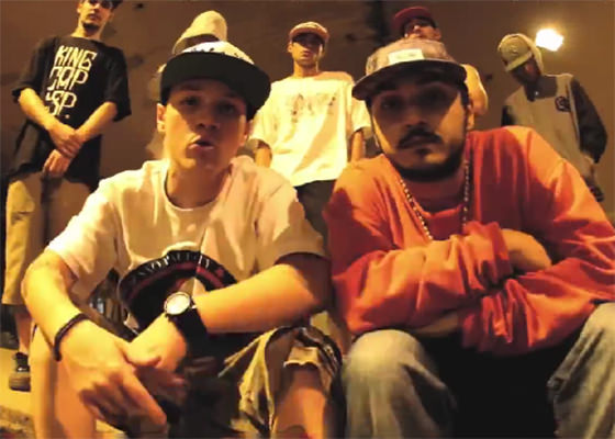 Bino e Luca no clipe Fácil Pá Ninguém
