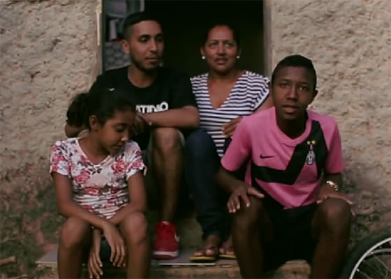 Rashid e família no clipe Gratidão