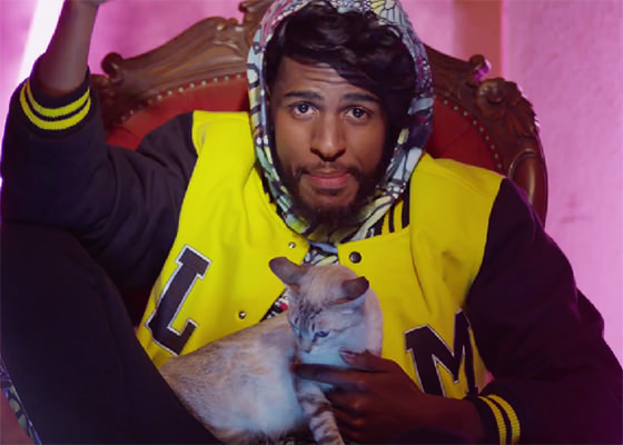 Rico Dalasam no clipe Aceite-C